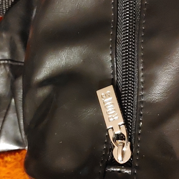 💚Roots Unisex Sling Cross body Bag Black - Picture 3 of 6